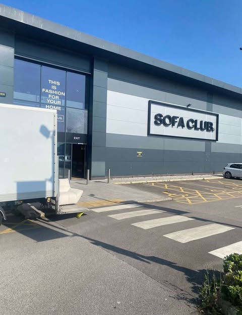 Removal team carrying boxes